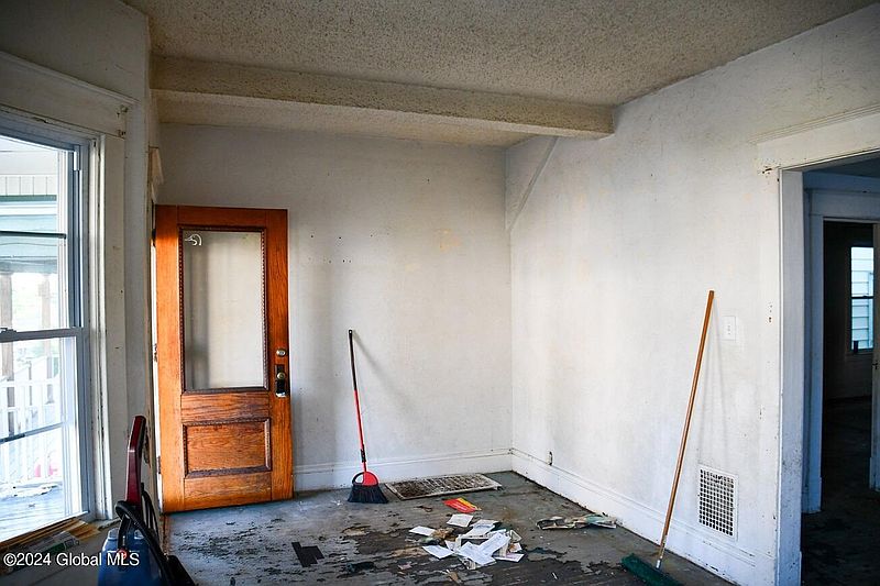 4th image of 315 Division Street