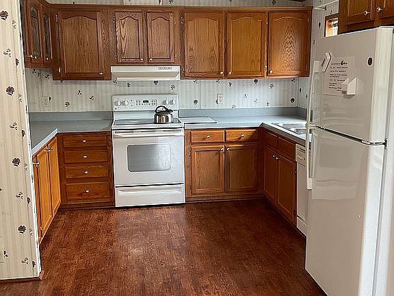 4th image of 101 Hibbard St