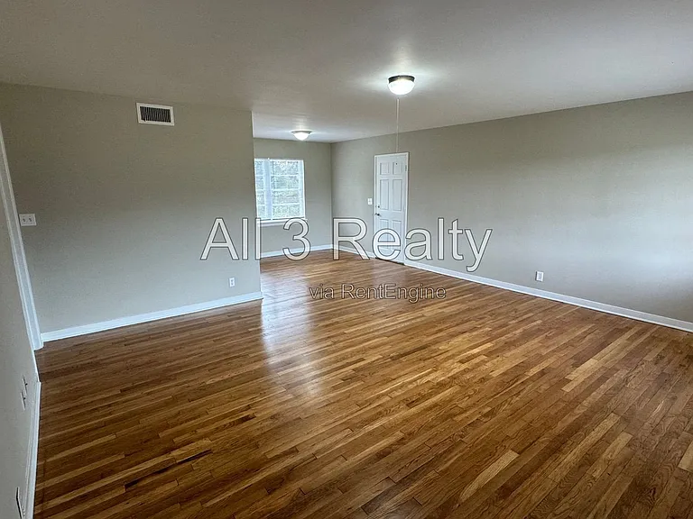 990 Parkwood Dr — Photo 7
