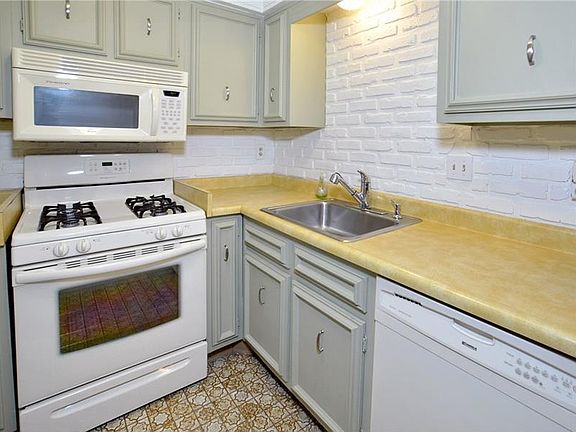 3rd image of 315 Clavale Dr