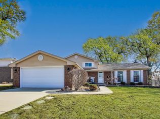 2023 N Shenandoah Dr, Arlington Heights, IL 60004