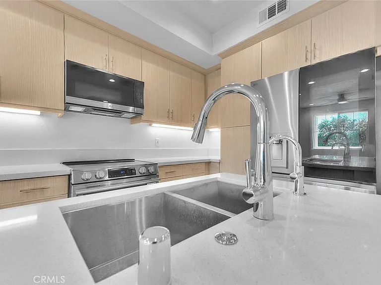 149 N 1st Ave — Photo 10