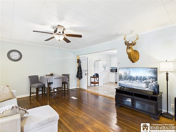 3rd image of 35 Fay St