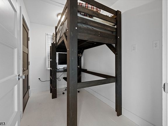 4th image of 4 Dead End Rd