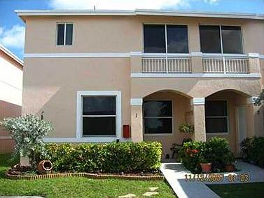 4th image of 825 NE 212th Ter APT 4