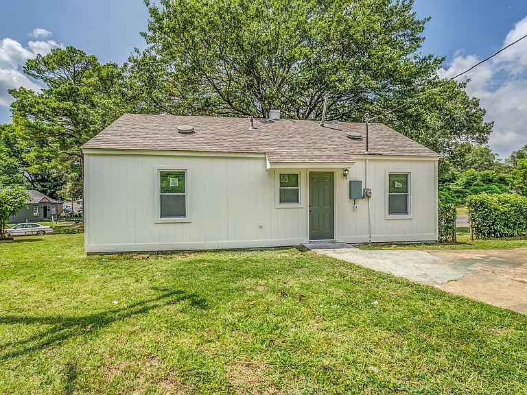 405 W Brooks Rd — Photo 10
