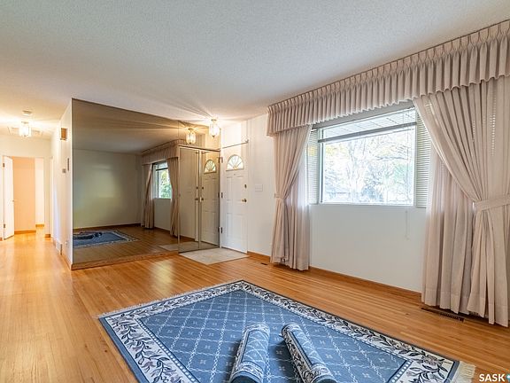 4th image of 224 FRONTENAC Drive
