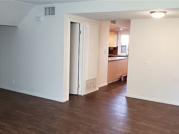 5th image of 20135 Leadwell St Unit 4