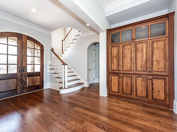 2nd image of 122 Alton Ct
