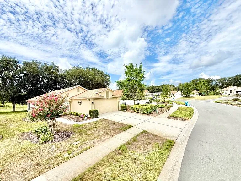 240 Center Oak Cir — Photo 5