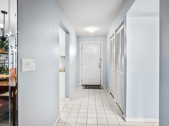 5th image of 47 Stratford Ln W APT C