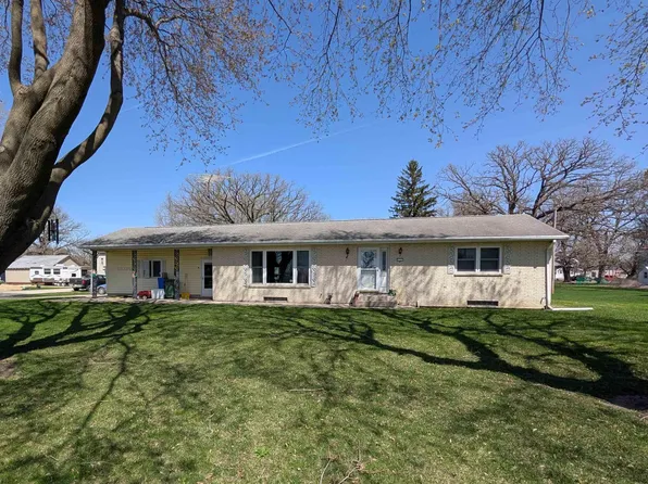 413 Maple St, Elma, IA 50628
