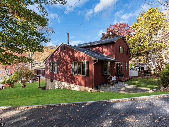 3rd image of 2 Oneida Ave