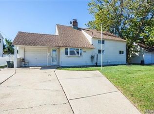 92 Abbey Ln, Levittown, NY 11756