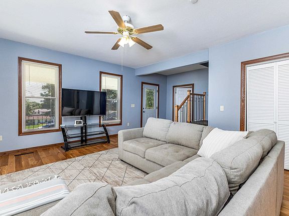 5th image of 324 W Washington St