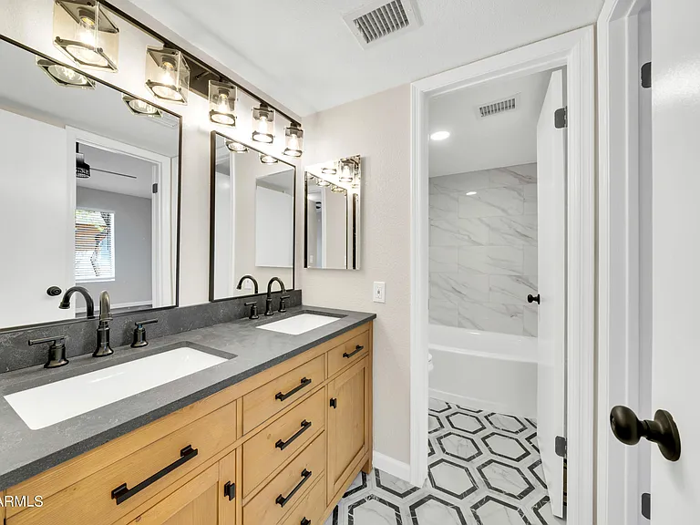 2845 E Tracy Ln #4 — Photo 13