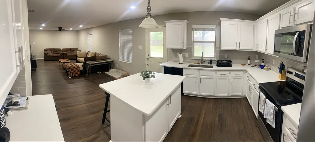 Spacious 4BR Home with Garage, Central A/C & Modern Appliances — Photo 3