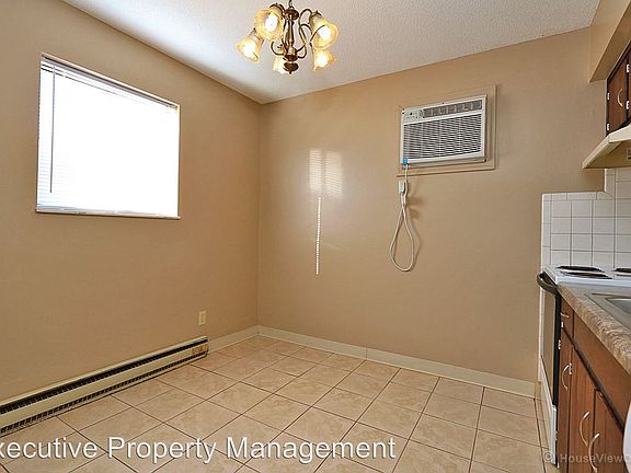 5th image of 325 East Ln APT 3