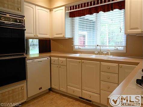 Kitchen, includes appliances