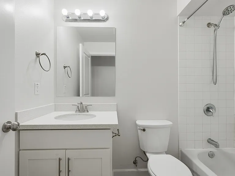 Green Acres Apartments — Photo 19