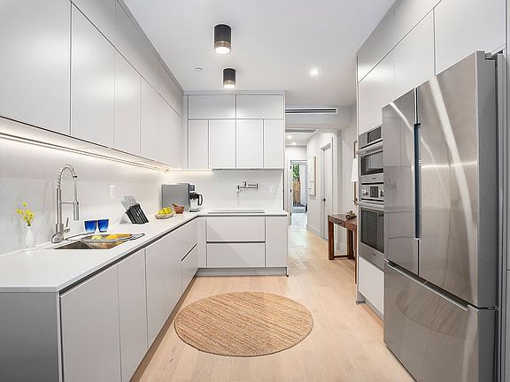 4th image of 106 Jefferson Ave #1