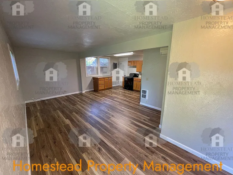 582 Main St W — Photo 2