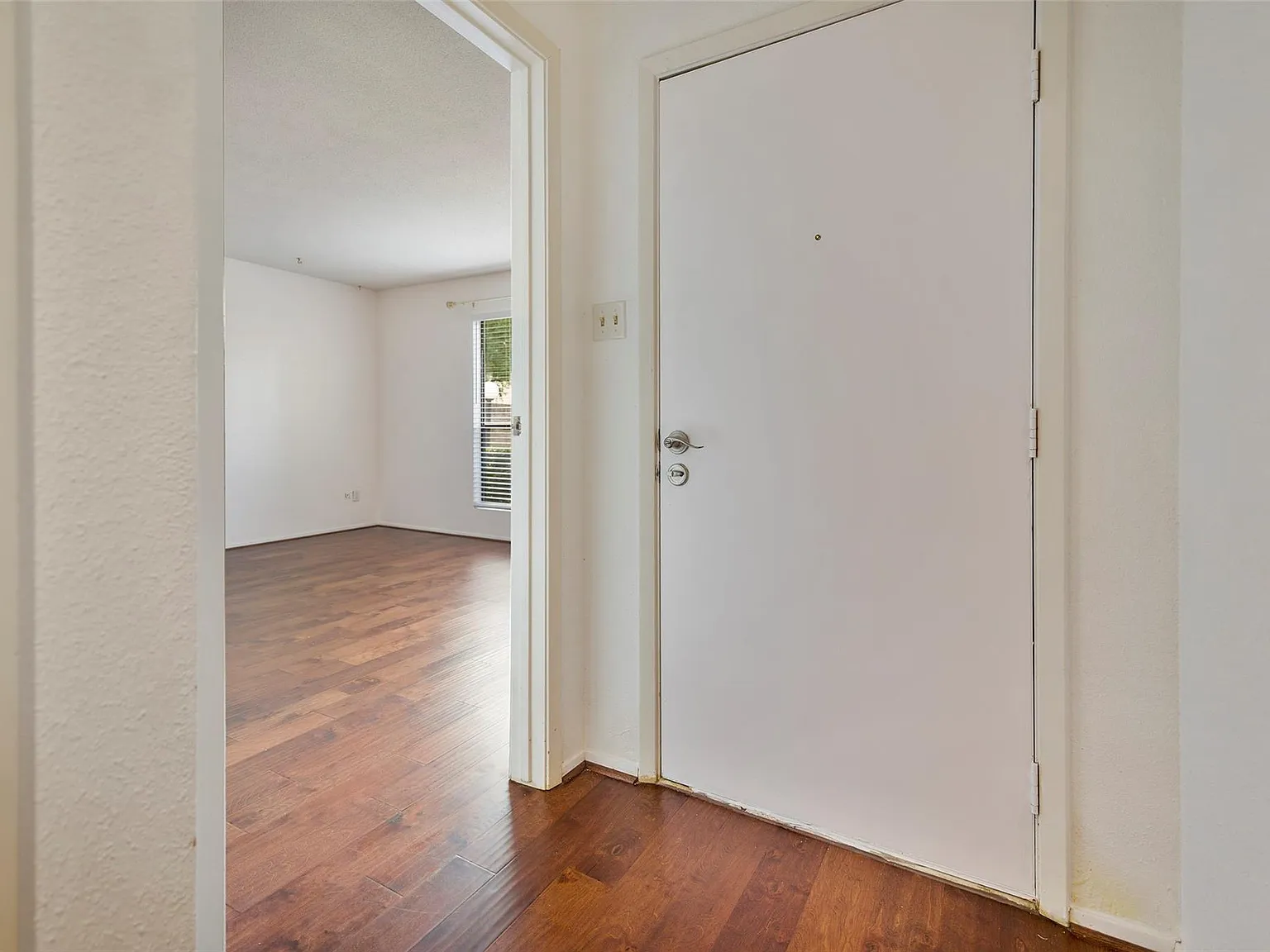 1 bed, 1.0 bath, 863 sqft, $1,200 — Photo 3