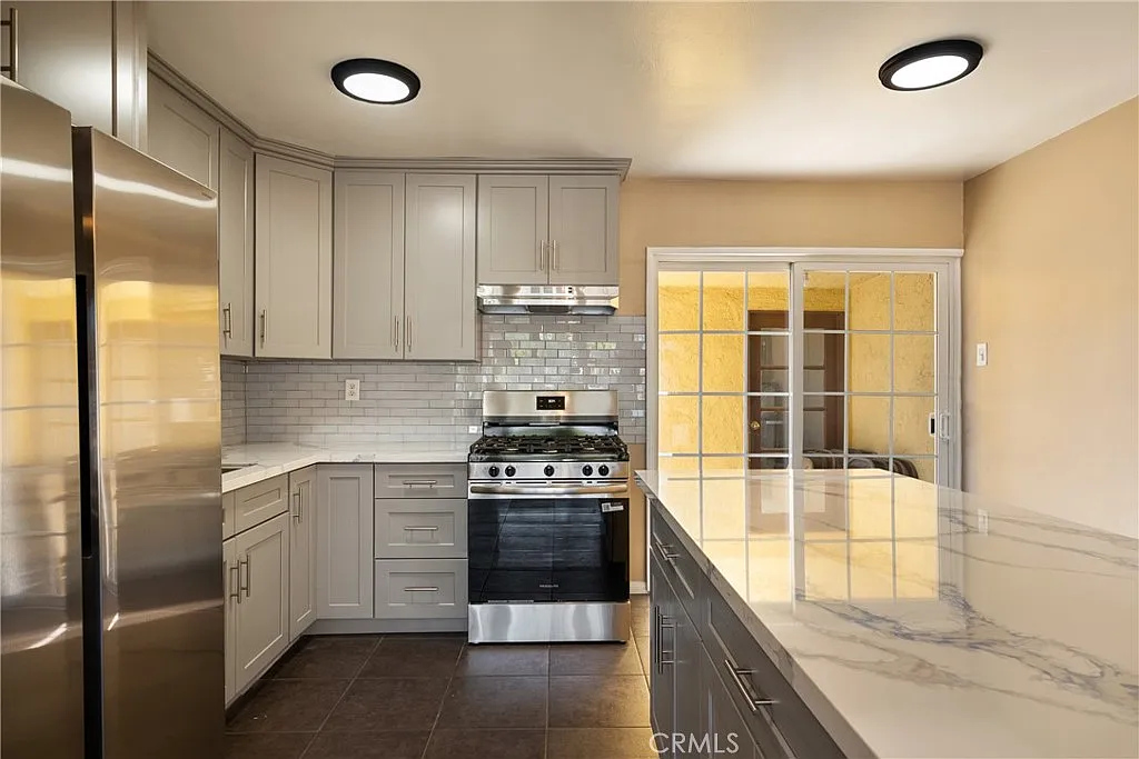3 bed, 1254 sqft, $3,300 — Photo 3