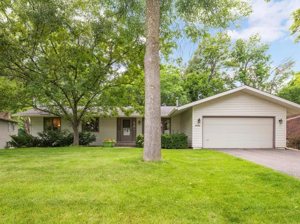 9020 High Point Cir, Eden Prairie, MN 55347