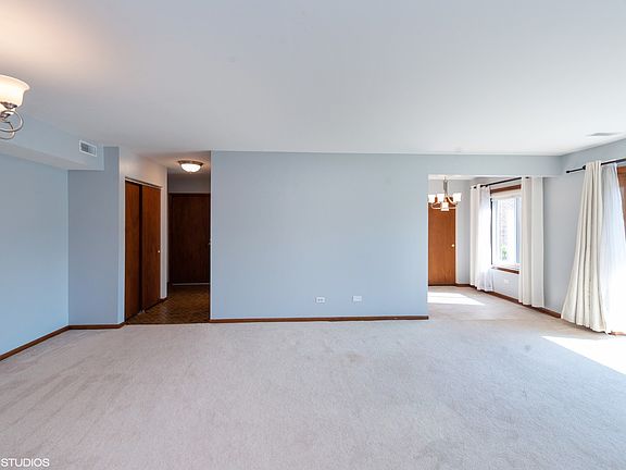 5th image of 100 Clubhouse Ln APT 106B