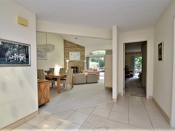 4th image of 6 Windrush Ln