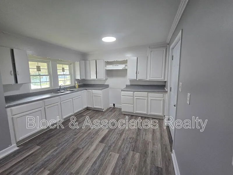 3 bed, 1.0 bath, $1,300 — Photo 2