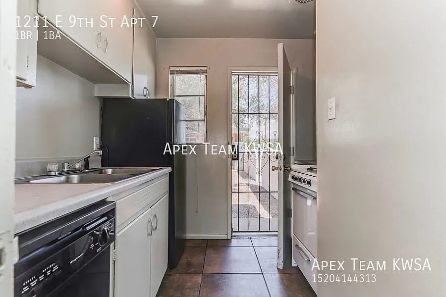 $795- Quiet 1 bed / 1 bath Apartment Moments Away from the University of Arizona & Central Tucson!! — Photo 3