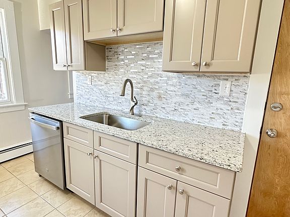 3rd image of 207 Winthrop St Floor 3