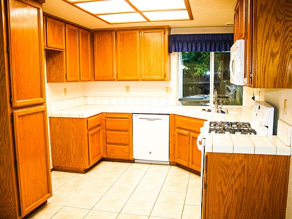 2nd image of 900 Vintage Oak Ave