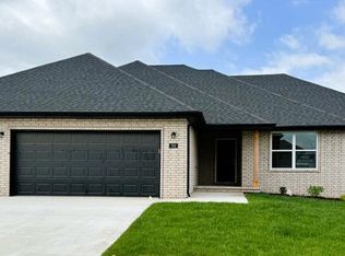 702 E Crew St, Nixa, MO 65714