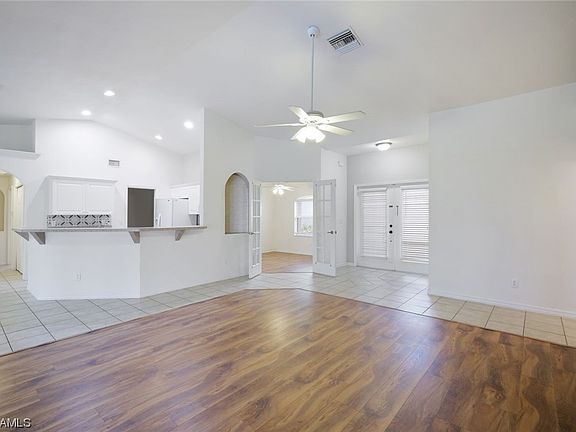 4th image of 124 SW 30th Ter