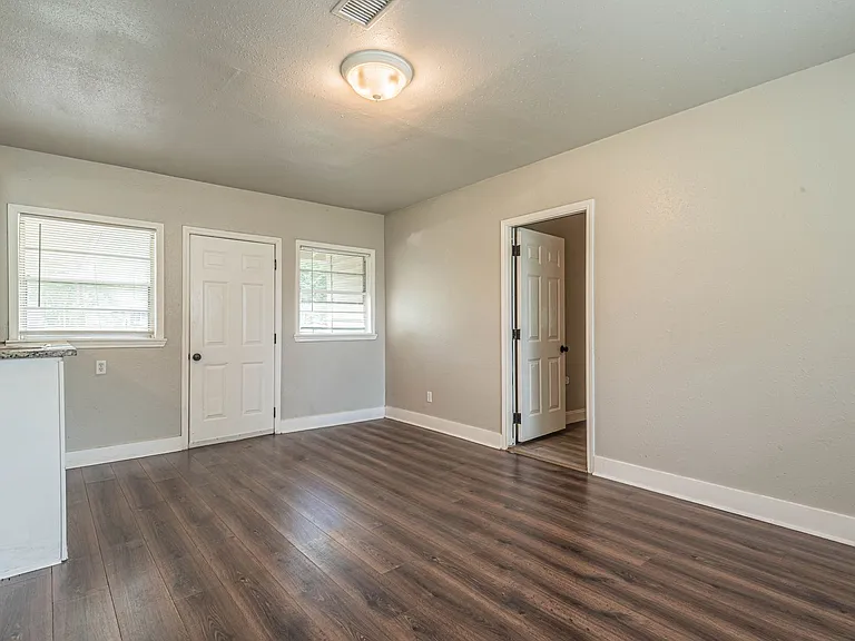5818 Glenhurst Dr — Photo 6
