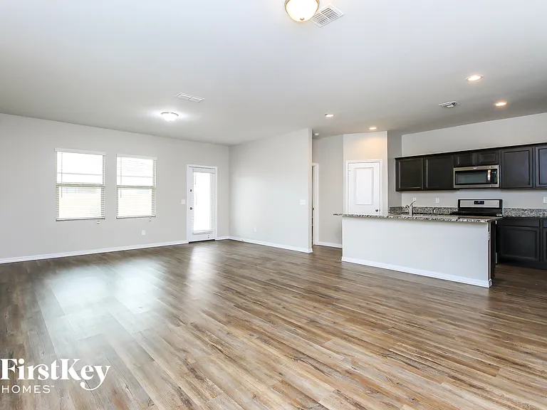 398 W Powell Dr — Photo 2