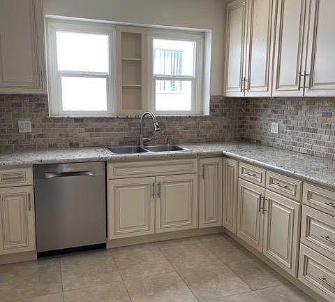 3rd image of 321 S Rexford Dr #323