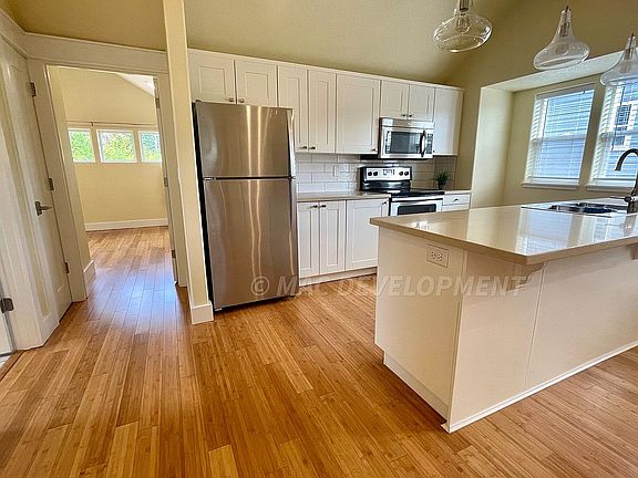 Kitchen w/ 3 glass pendants 
