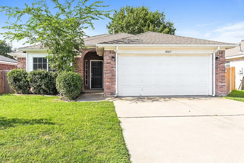 3 bed, 2.0 bath, 1433 sqft, $1,910 — Photo 1