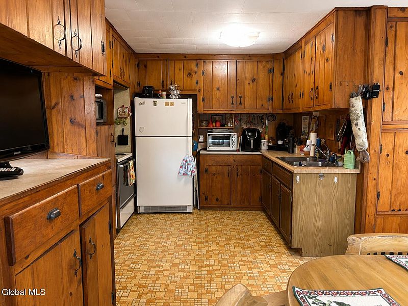 5th image of 352 Hansen Road
