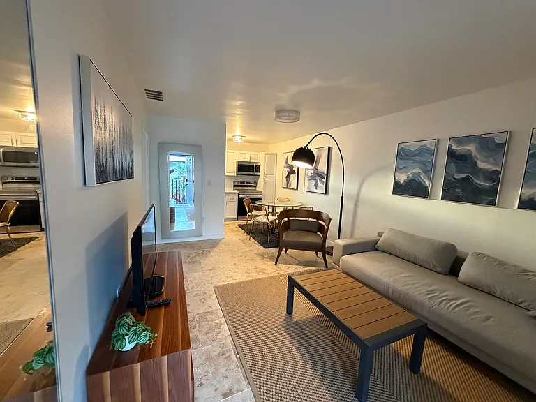 421 SW 9th St #4 — Photo 13
