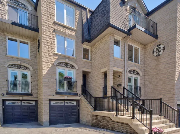 21 Birchbank Ln, Toronto, ON M3B 2Y2