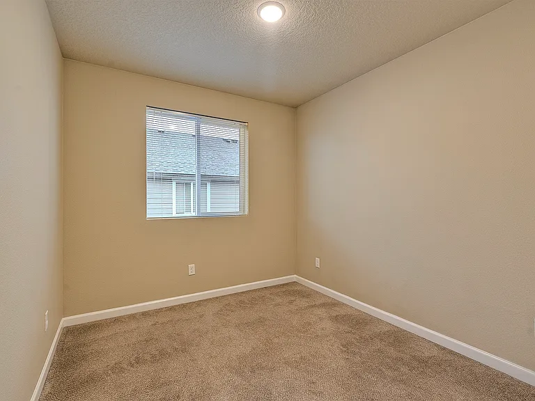 1056 N Davis St — Photo 15