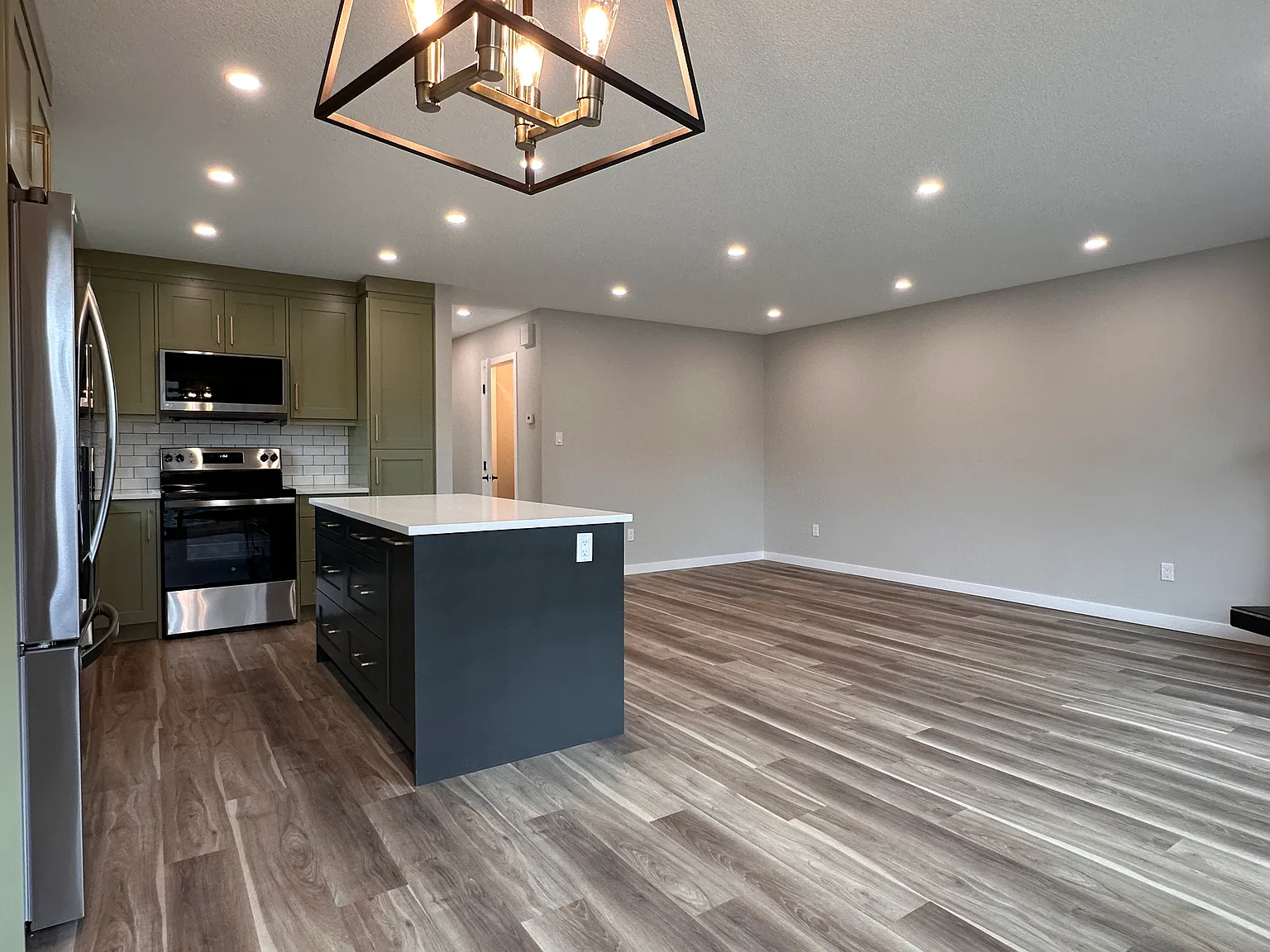 N 17th Ave NW, Calgary — Photo 4