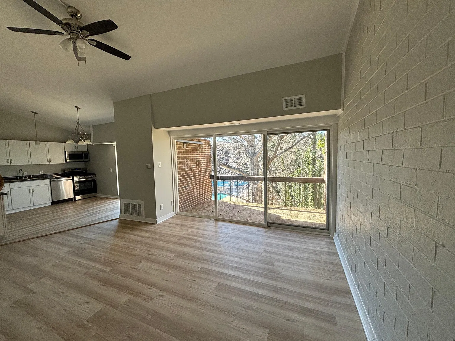 3 bed, 1.5 bath, 1060 sqft, $1,850 — Photo 3