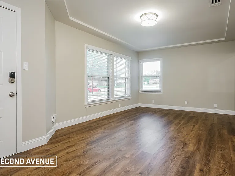 1011 Usher St — Photo 3