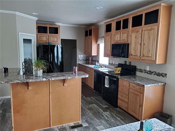 5th image of 261 E Dartmoor Dr